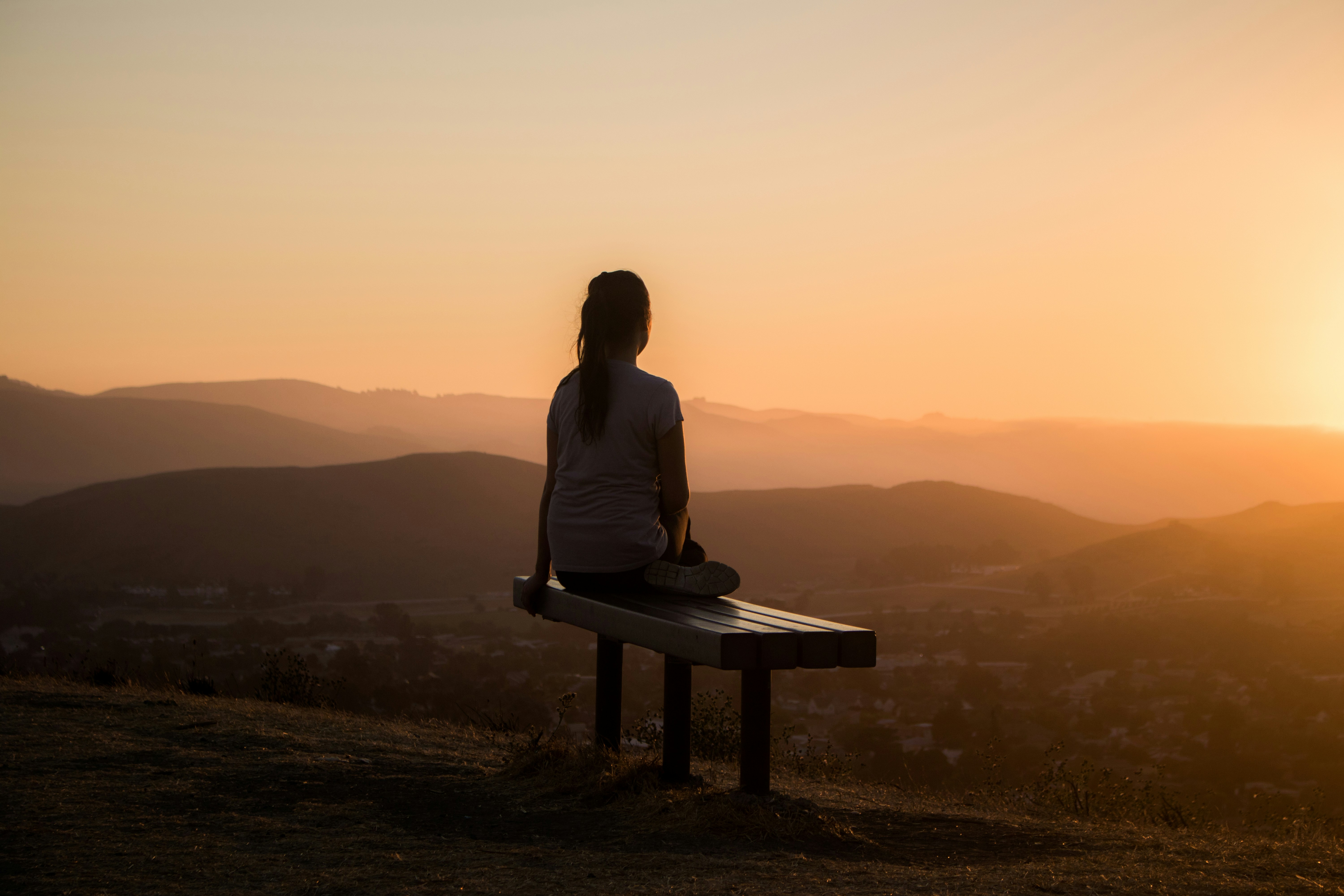 Frau im goldenen Licht des Sonnenuntergangs